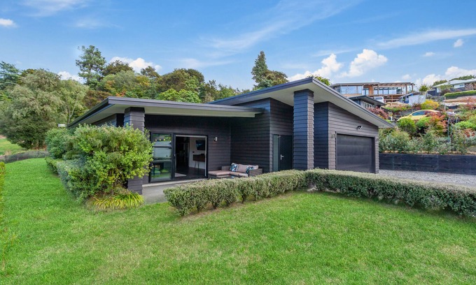 Rangatira Park Cottage | RIVER RETREAT - TAUPO HOLIDAY HOME, family friendly in Two Mile Bay