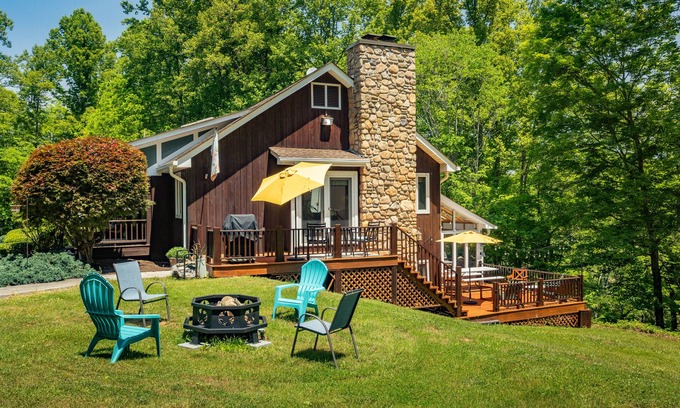 Bristol House | River Rock Retreat 3bd/2ba, firepit, wadeable river, 15min from Downtown Bristol