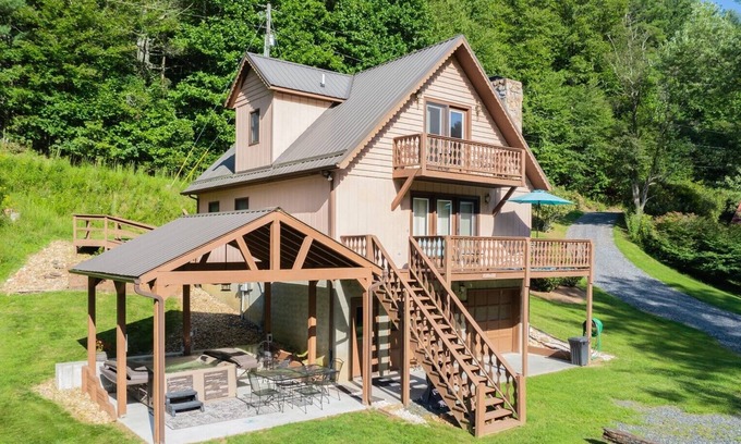 Jefferson Ski Chalet | River Run-River Front 3 BR, Fire Pit, Sleeps 6, Wi-Fi, Pool Table, Hot Tub