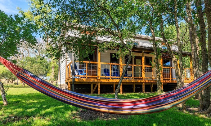 Fredericksburg Cottage | River's Edge Cottage on waterfront with huge front porch & full river access