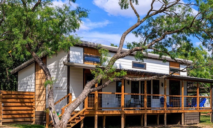 Fredericksburg Cottage | River's Edge Cottage with private hot tub, huge front porch & full river access