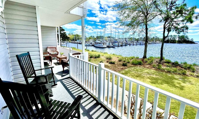 Fairfield Harbour Condo | River's Edge Retreat by Salty Sweet Retreats