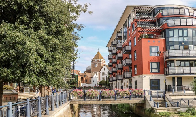 Grove Apartment | RIVER VIEW – KINGSTON, family friendly in Kingston Upon Thames