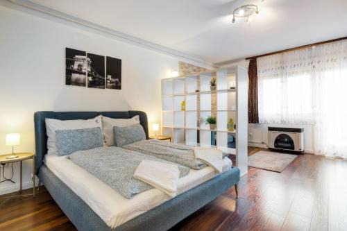Lagymanyos Apartment | River View Apartment