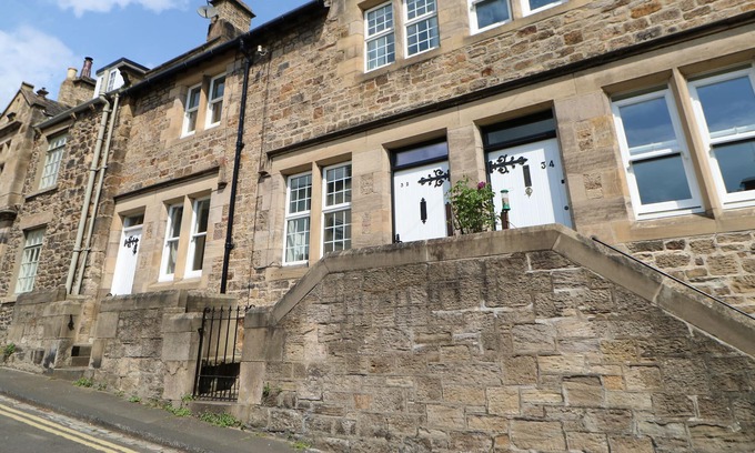 Corbridge Cottage | RIVER VIEW, character holiday cottage, with a garden in Corbridge