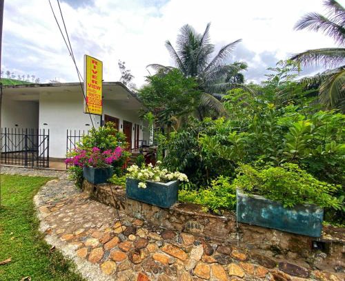 Hali-Ela House | River view family rest