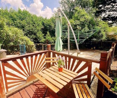 Hillingdon Apartment | River view flat close to Heathrow/Windsor