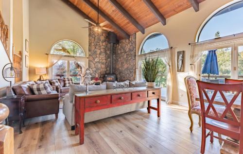 Oakhurst House | River View Retreat Sleeps 16/hot tub/basketball court