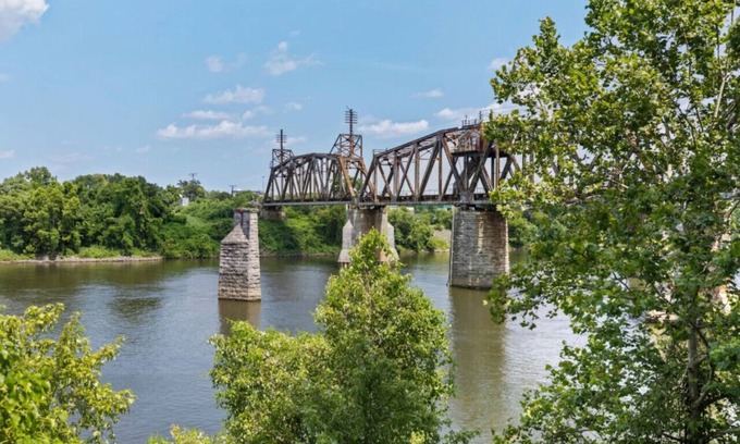 North Capitol Apartment | River View-Walk to Broadway and Bridgestone Arena