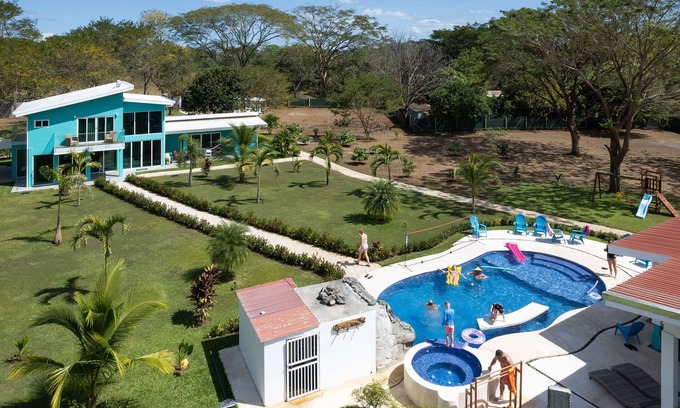 Carpintero Villa | River Vista retreat