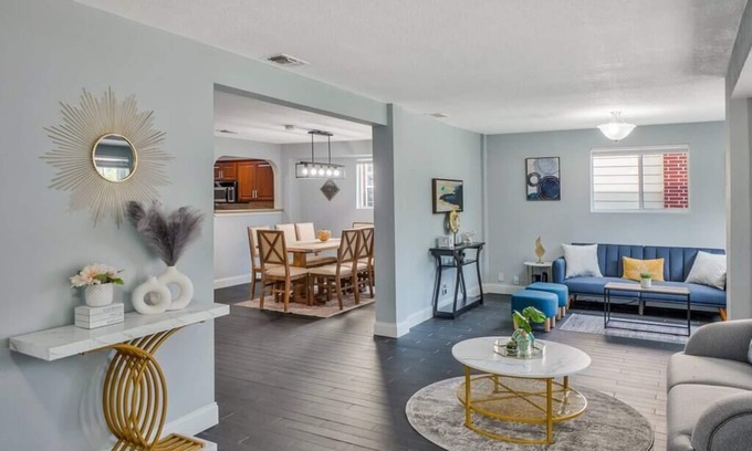 Jefferson House | River Walk Haven - Spacious Retreat in San Antonio, TX.