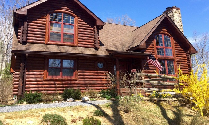 Bentonville Cabin | River Woods Retreat - Rustic Luxury in the Shenandoah Valley