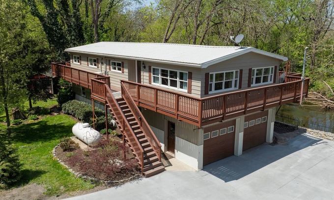 Talmage House | Riverbank Lodge : Scenic Riverfront Escape