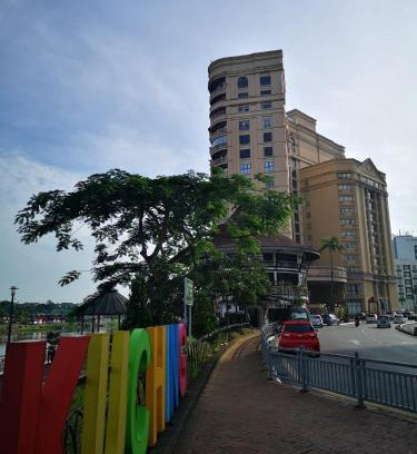 Kampung Surabaya Apartment | Riverbank Suites Kuching Waterfront