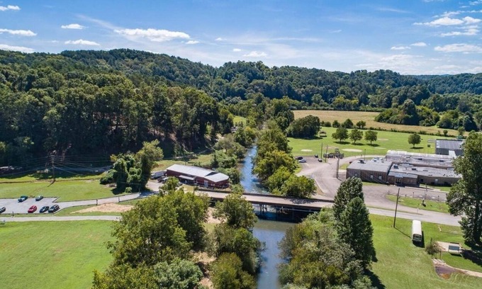 Ellijay House | RiverBarn Retreat in Wonderful Ellijay: Cozy Room with WiFi, Sunroom, & AC