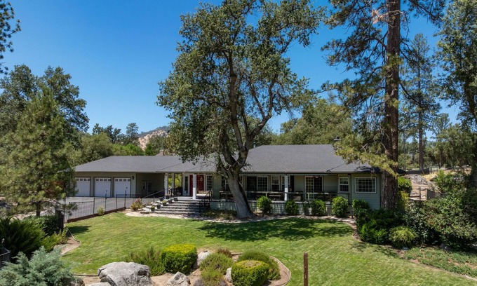 Oakhurst Villa | Riverbend Retreat 5-bedroom villa with spa, pond, gym, and private bar.