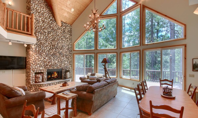 North Wawona House | Rivercrest Lodge with Hot Tub-Pool Table-Firepit