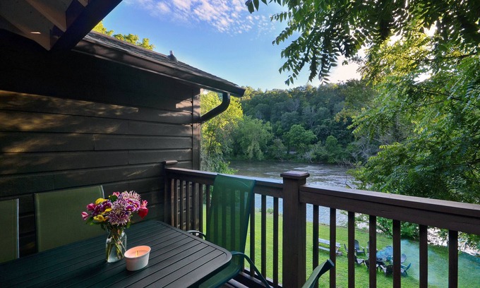 Alexander House | RIVERFRONT! 4Br Cottage on French Broad, Fire Pit, Just Minutes to Asheville