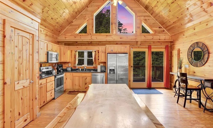 White Haven Cabin | Riverfront | 6BR | HotTub | Games | Pool Table