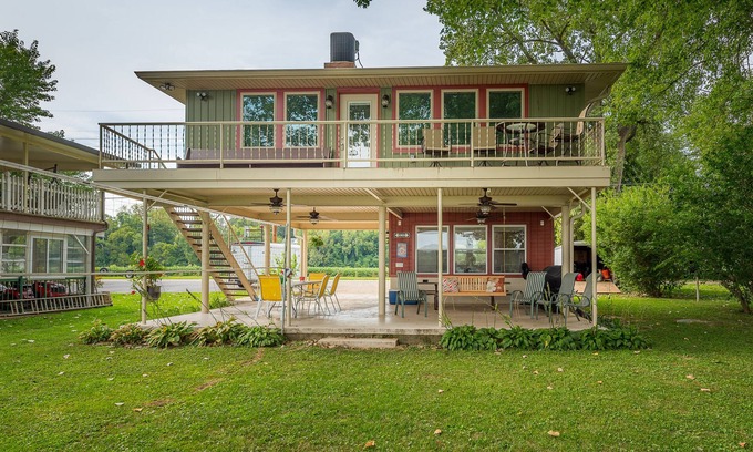 Jeffersonville House | RIVERFRONT - Boat Slips - 10 Min to Dtown Lville
