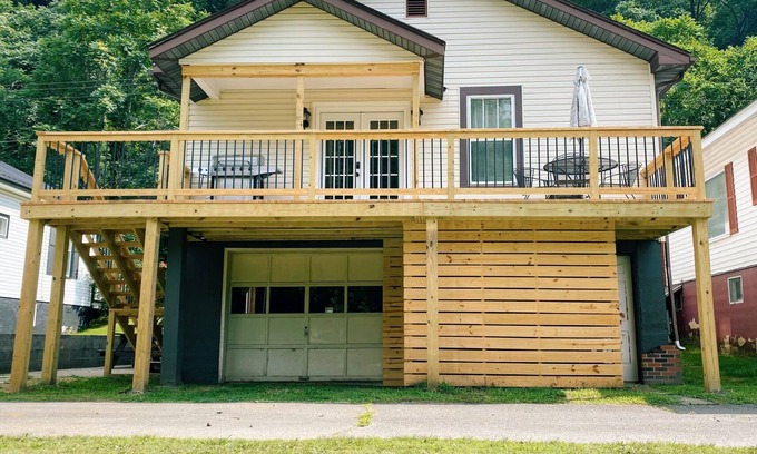 Gauley Bridge House | Riverfront Bungalow on the New River Dries