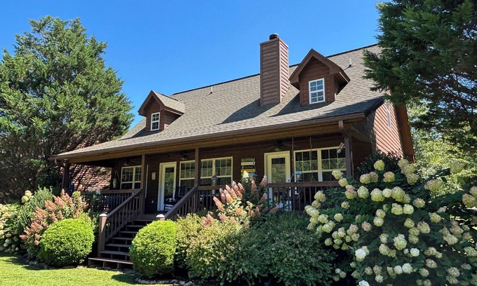 Hiawassee Cabin | Riverfront Cabin 3 Bd, 2.5 Bath, WIFI, Pool, Covered Parking, Paved Drive
