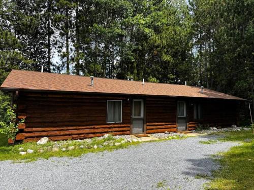 Crystal Falls House | Riverfront Cabin 9