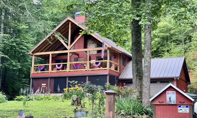 Helen Cabin | Riverfront Cabin,Oktoberfest,Fall Leaves! Hot Tub, FirePit,Arcade Games & Park!