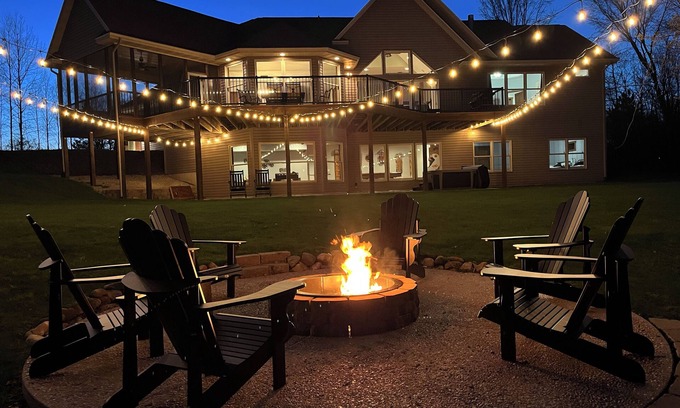 Thompsonville Ski Chalet | Riverfront Chalet on 5 acres~GameRoom~Spa~Gym~Firepit~Theater~2min to CrystalMtn