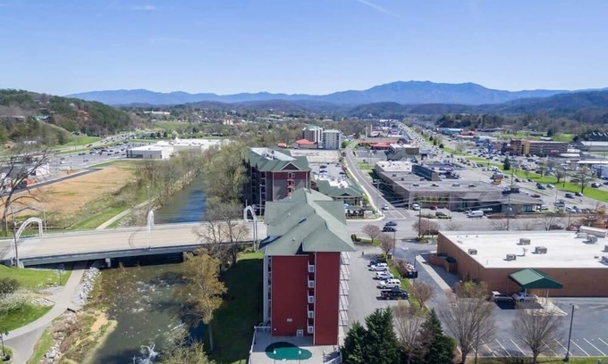 Pigeon Forge Cabin | Riverfront Condo Pigeon Forge/Mt. LeConte Views