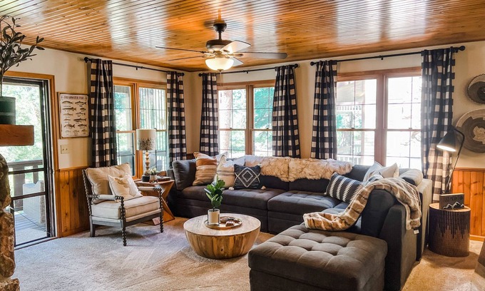 Estes Park Cottage | Riverfront Cottage with Spectacular Views near RMNP Entrance
