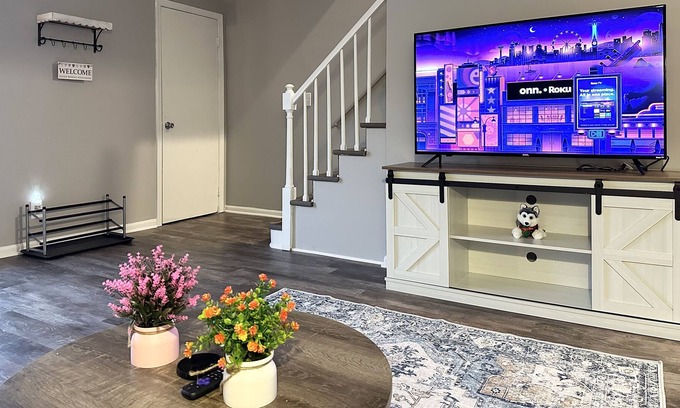 Yorkville House | Riverfront/Fast Wi-Fi/Comfy beds/Fishing/RW Waterpark/Kayak & Canoe/Free parking