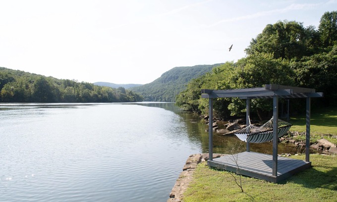 Chattanooga House | Riverfront home sitting in the heart of the Tennessee River Gorge 4 bdrm/4 bath