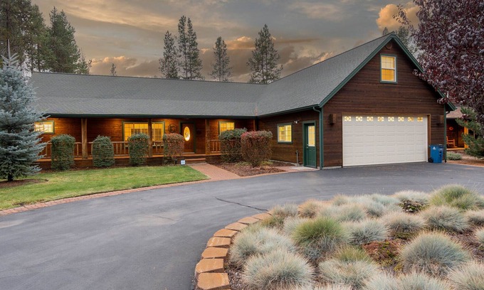 Three Rivers House | Riverfront, Hot Tub,Paddle Boards,Canoe,Ping-Pong, Billiard,near Sunriver Resort