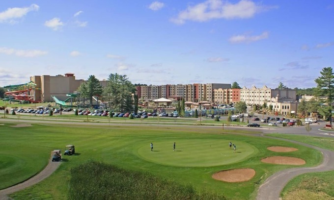 Wisconsin Dells Condo | RIVERFRONT.JACUZZI tub.FREE Noah's Ark WATER PARK access for SUMMER!!