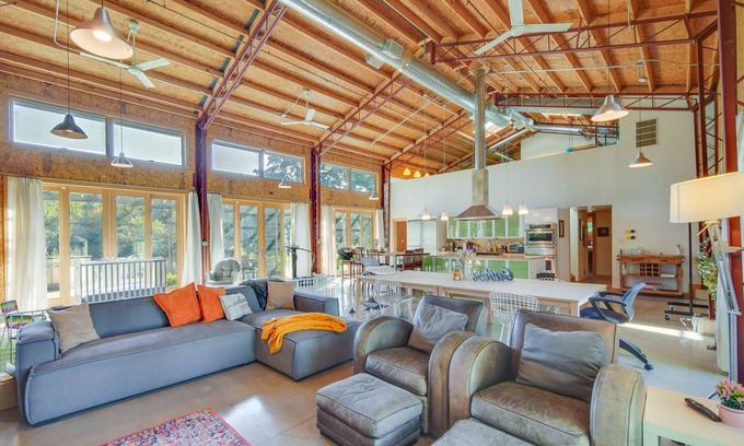 Libertyville House | Riverfront Libertyville Retreat w/Outdoor Kitchen
