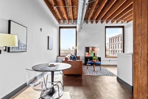 Downtown St. Louis Apartment | Riverfront Loft-Parking-Gym-Deck-4I