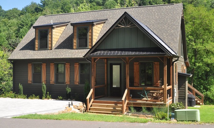 Cullowhee House | Riverfront on the Tuck! Close to WCU