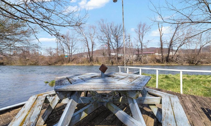 Elizabethton House | Riverfront refuge, cozy retreat by Watauga River