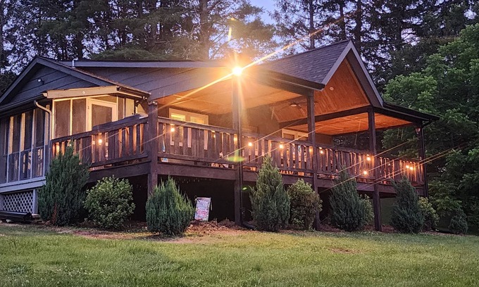 Crumpler Cottage | “Riverfront Retreat on the New – Cozy Getaway in Crumpler”