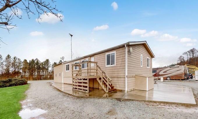 Mount Vernon House | Riverfront retreat with mtn views, beach access, firepit, grill, & full kitchen