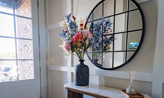 Hitch Village - Fred Wessels Homes House | Riverfront Retreats, Downtown