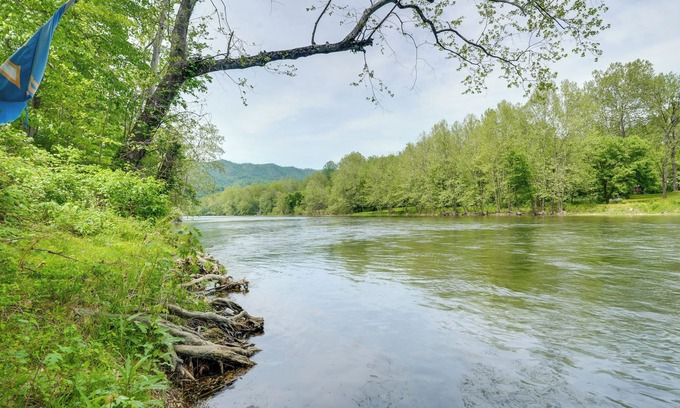 Shenandoah House | Riverfront Shenandoah Getaway w/Kayaks & Tubes!