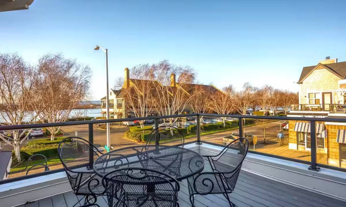 Columbia Way Condo | Riverfront Townhome