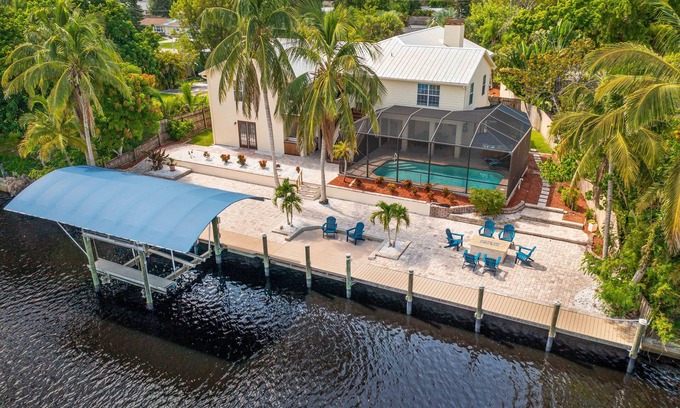 Biggar House | Rivers Edge Oasis, Our Secluded Paradise-Sleep 21+ "NEW LISTING"