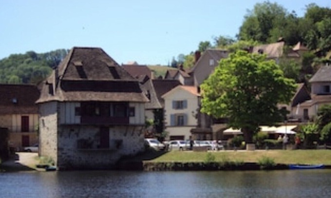 Beaulieu-sur-Dordogne Apartment | Riverside Apartment ‘Fleurie’ beautiful location overlooking the Dordogne river