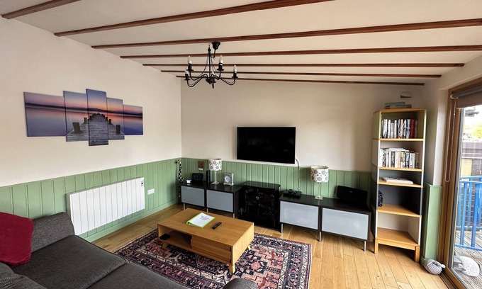Brundall Cabin | Riverside 2 bedroom lodge. Fishing straight off the decking.