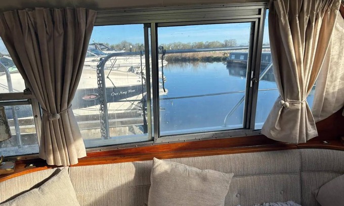 Windsor Cabin | Riverside Boat Retreat on the River Thames