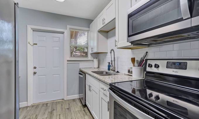 Murray Hill House | Riverside Bungalow- Quiet neighborhood with off street parking