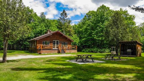 Saint-Raymond Ski Chalet | Riverside Cabin, Fishing, and Relaxation